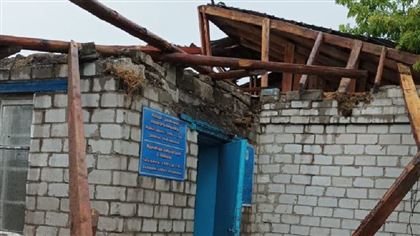 В Павлодарской области сильный ветер сорвал крыши со зданий