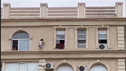 Родителей привлекли к ответственности за «прогулку» детей по карнизу на десятом этаже в Актау 