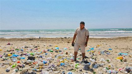 В Актау активисты города собрались, чтобы очистить от мусора побережье Каспийского моря
