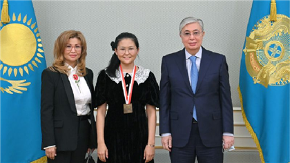 Президент поздравил Бибисару Асаубаеву