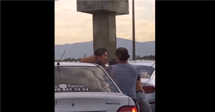 Драка водителей в Алматы посреди дороги попала на видео