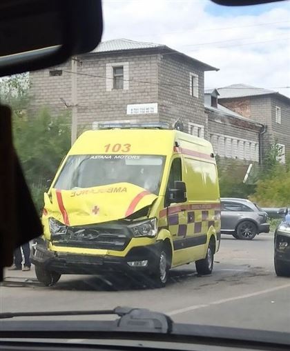 «Скорая помощь» врезалась в автобус в Темиртау, два врача и пассажирка автобуса пострадали