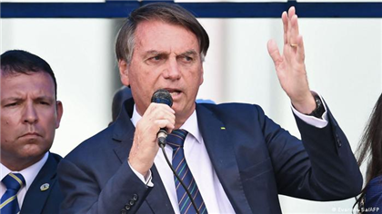 Президент Бразилии попытался отобрать у блогера сотовый телефон