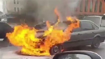 На юго-востоке Нур-Султана загорелся автомобиль Volkswagen Passat