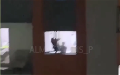 Девушка пыталась выпрыгнуть из окна в Алматы