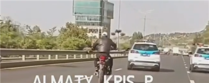 Мотоциклист устроил соревнование в стиле GTA с полицейскими в Алматы