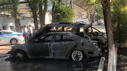 Две машины сгорели в парке Горького в Алматы 