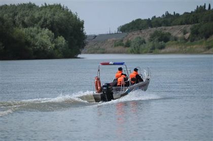 В Павлодаре спасатели ищут в Иртыше женщину, утонувшую после наезда катера
