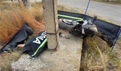 Водитель мотоцикла в ВКО погиб, врезавшись в опору линии электропередач