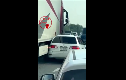  В Алматы легковой автомобиль в результате ДТП застрял между двух грузовиков - видео