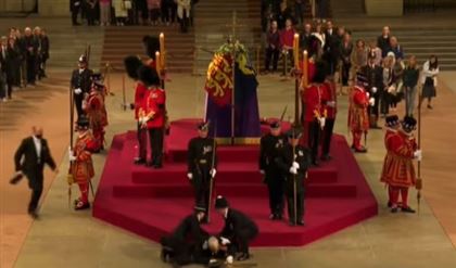 Cолдат королевской гвардии упал в обморок у гроба Елизаветы II