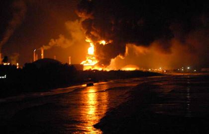 На нефтеперерабатывающем заводе в Венесуэле возник крупный пожар из-за молнии