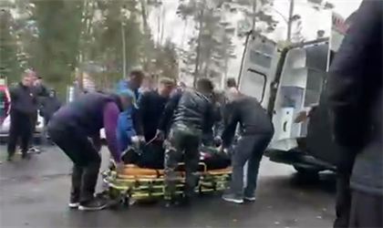 В Сети появилось видео, как в России выносят на улицу раненного из-за стрельбы в военкомате