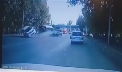 Легковушка на дикой скорости врезалась в два автомобиля в Алматы 