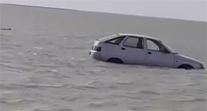 Каспийское море вышло из берегов и попыталось унести машины с пассажирами - видео