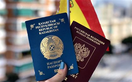 Пожилую семейную пару россиян выдворили из Казахстана за двойное гражданство