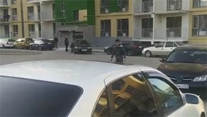 Мужчина бегал за жителями Алматы с ножом - видео
