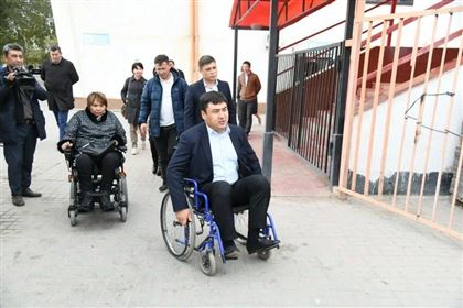 Проверку в инвалидной коляске устроил чиновник в Атырау