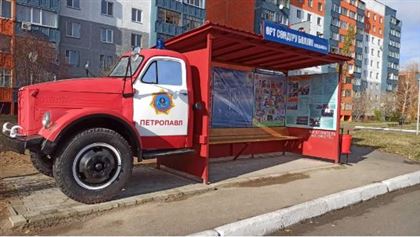 В Петропавловске появилась остановка в виде пожарной машины