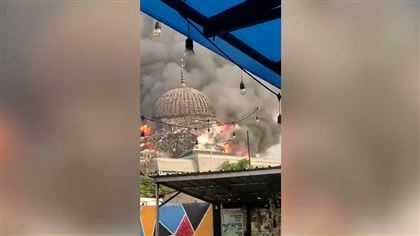 В Индонезии после пожара обрушился купол мечети