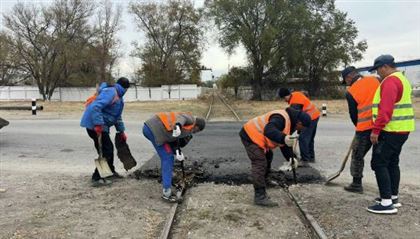 В Уштобе рабочие уложили асфальт на железнодорожные пути