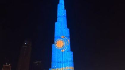 В Дубае небоскреб Бурдж-Халифа украсили казахстанским флагом