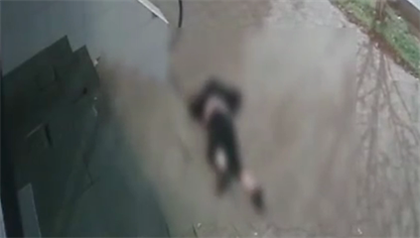 В Казнете появилось видео с петропавловцем, который выпал со второго этажа и "воскрес"