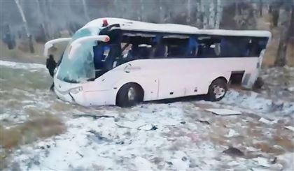 В Челябинской области в ДТП опрокинулся автобус из Казахстана