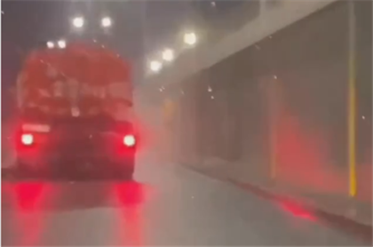 Алматинцам объяснили, почему коммунальщики поливают дороги в дождь