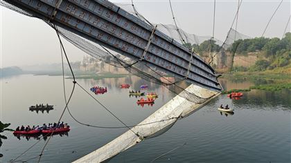 Индийская полиция арестовала девять человек после массовой гибели людей при обрушении моста