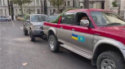 Британские казахи отправили в Украину 11 джипов и пикапов 