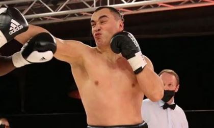 Казахстанский супертяж защитил титул в бою с четырьмя нокдаунами и нокаутом
