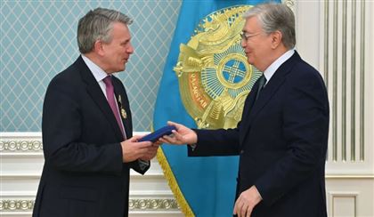 Глава государства наградил руководителя компании Shell