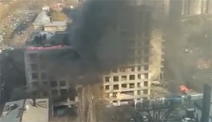 В Алматы загорелся строящийся ЖК - видео