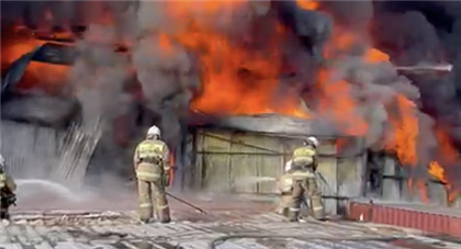 Пожарным удалось потушить крупный пожар на барахолке в Алматы