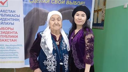 90-летняя мать-героиня привела на избирательный участок всю семью из 17 человек