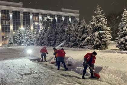 В Усть-Каменогорске из-за снегопада уборочная техника работает круглосуточно
