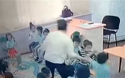 Воспитание с помощью палки в детском саду Актау попало на видео