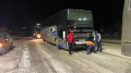 Автобус с 47 иностранцами сломался на трассе в Караганде