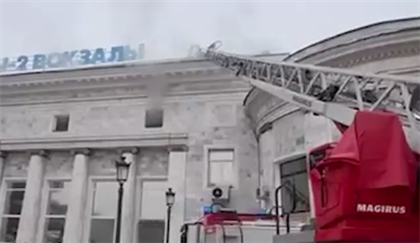 В Алматы тушат пожар на вокзале - видео