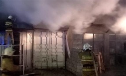 Ночью в Таразе горел рынок со стройматериалами - видео