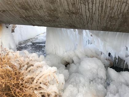 Весь покрылся льдом: житель Актау обеспокоен порывом на трубопроводе