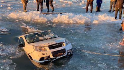 Автомобиль акима сельского округа провалился под лед в Костанайской области