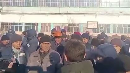 Работники Таразского локомотивного депо вышли на протест из-за зарплат
