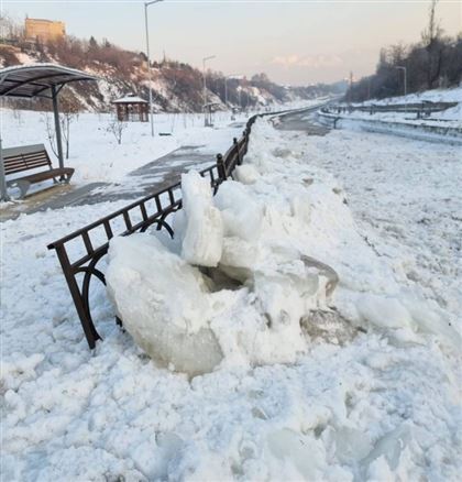 "Ледяная лавина" снесла ограждение реки Есентай в Алматы