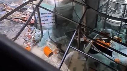 В Берлине в отеле лопнул гигантский аквариум и затопил улицу