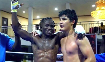 Африканский боксёр обрадовался, когда ему по ошибке объявили ничью с казахстанцем - видео