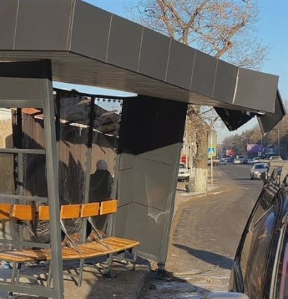 Две автобусные остановки снесли на машинах автовладельцы в Павлодаре