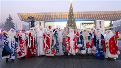 Почти 70 Дедов Морозов устроили настоящий сюрприз взрослым и детям в Алматы