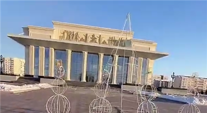 "Это можно назвать оформлением?" - талдыкорганцев рассмешили ёлка и снеговики перед акиматом
